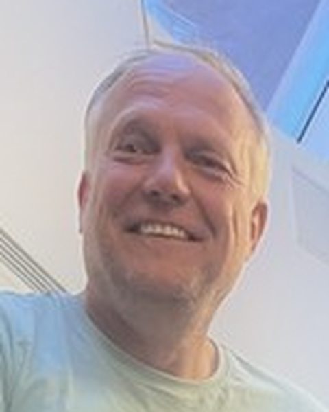 Michael Vangstrup spiller guitar