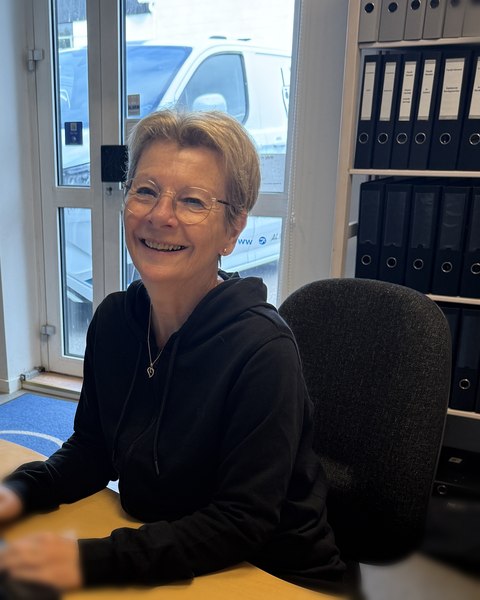 Pia Nielsen ved skrivebordet
